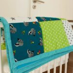 Patchworkdecke auf dem Babybett