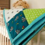 Patchworkdecke auf dem Babybett