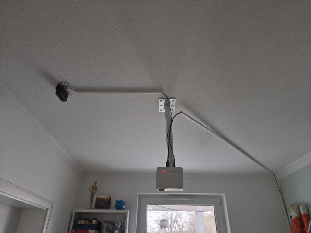 Der Beamer an der Decke montiert