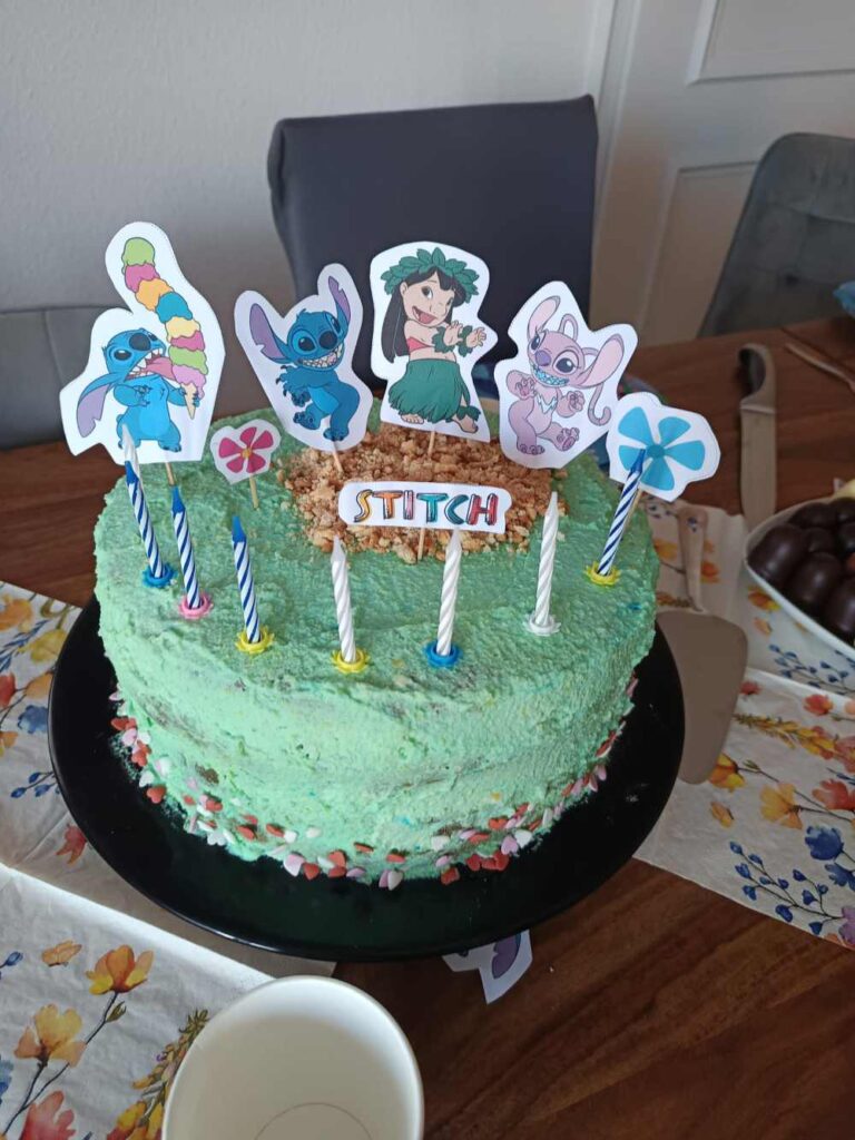 Torte mit Stitch-Motiven