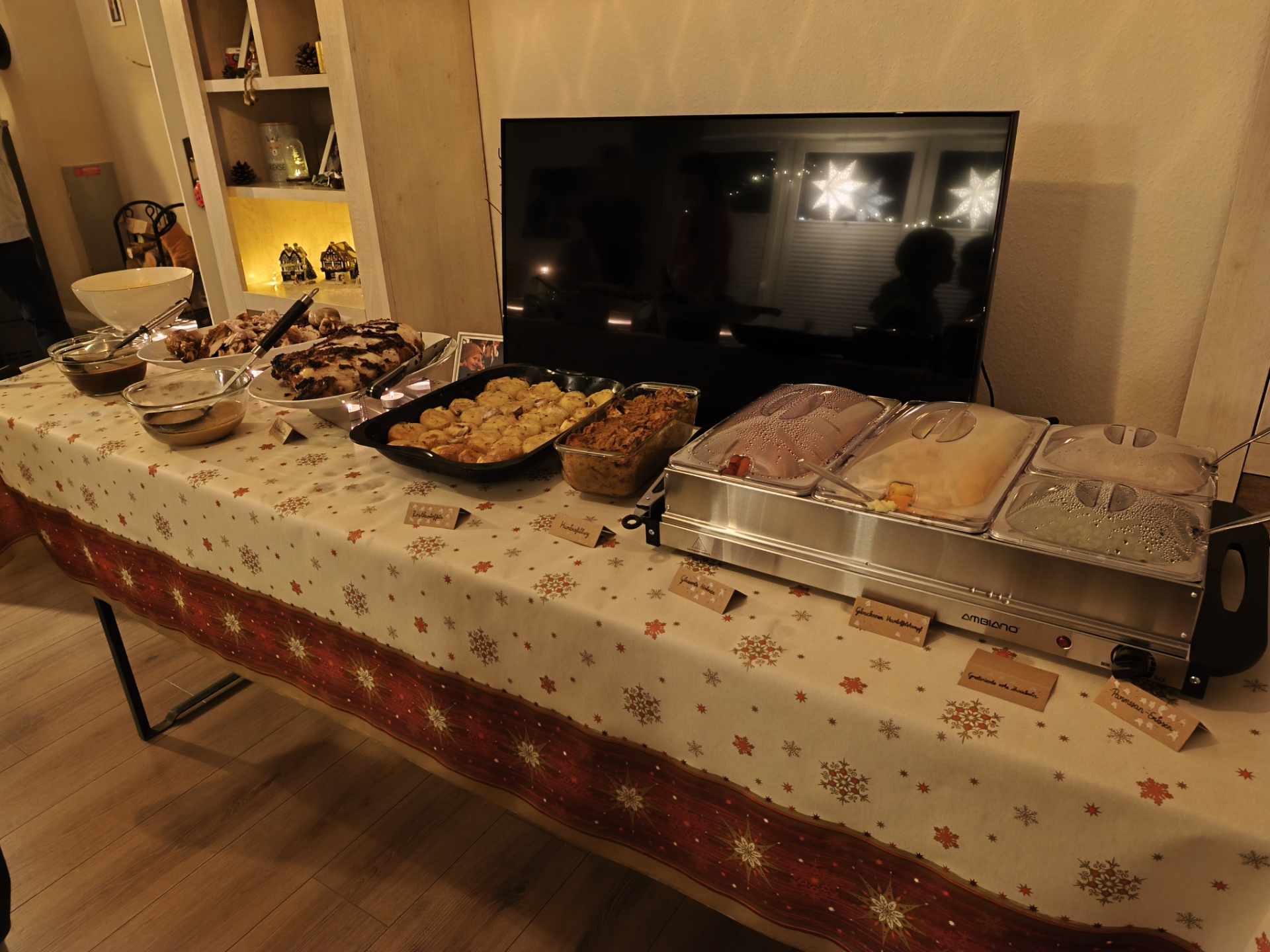 Ein gedeckter Tisch beim Buffet