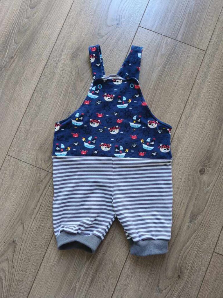 Genähte Latzhose